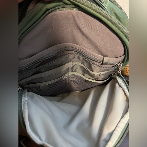 The North Face Women’s Borealis Commuter Laptop Backpack - Picture 4 of 7